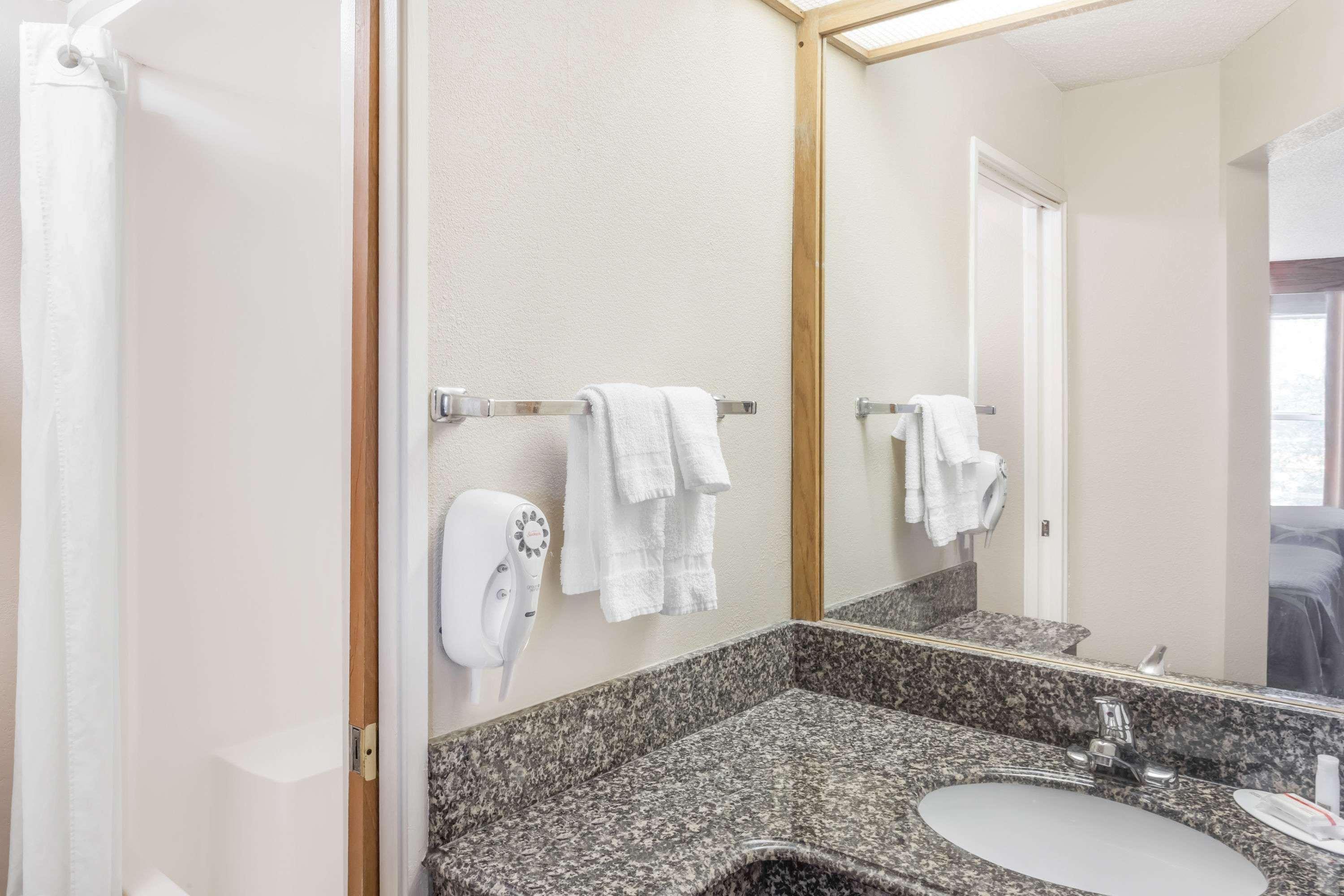 Super 8 By Wyndham Athens Ξενοδοχείο Εξωτερικό φωτογραφία